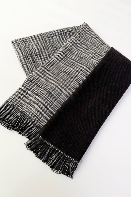 AKS-17104 Siyah Çift Taraflı Kazayağı Desenli Dokuma Şal - 1