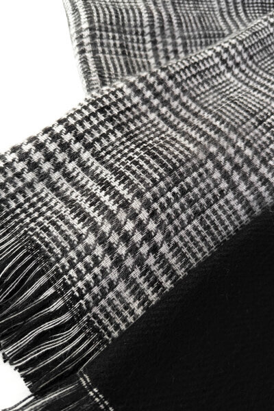 AKS-17104 Siyah Çift Taraflı Kazayağı Desenli Dokuma Şal (1)