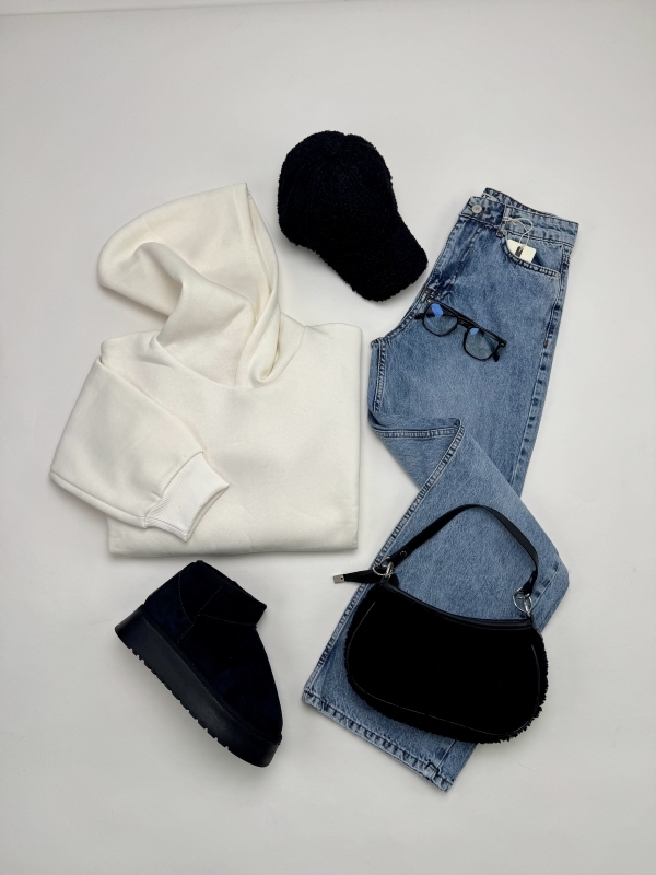 K012 Beyaz Sweatshirt Mavi Palazzo Jean Siyah Teddy Şapka Teddy Çanta Siyah İçi Kürklü Bot Siyah İmaj Gözlüğü Altılı Kombin