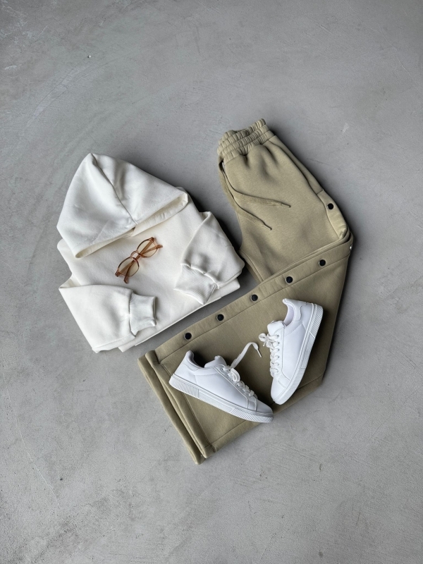 K020 Beyaz Üç İplik Sweatshirt Haki Çıtçıtlı Eşofman Beyaz Suni Deri Snekaer Üçlü Kombin