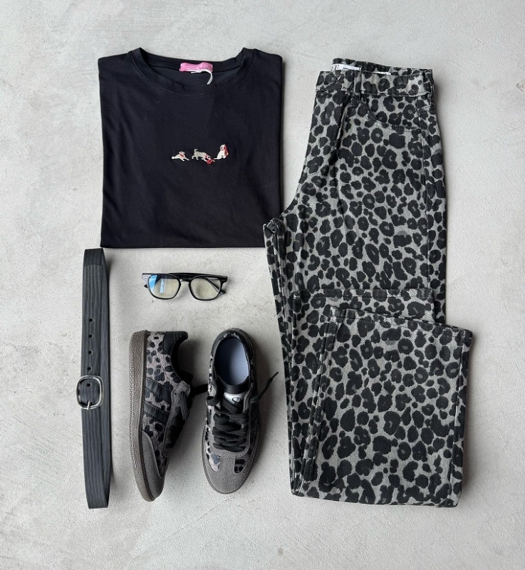 K031 Siyah İşlemeli Tişört Füme Leopar Palazzo Jean Siyah Silver Kemer Füme Leopar SMB Snekaer Siyah İmaj Gözlüğü Beşli Kombin