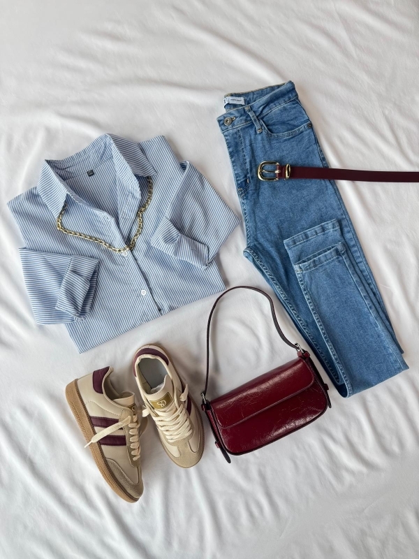 K033 Mavi Çizgili Gömlek Mavi Skinny Jean Bordo Çanta Bordo Gold Tokalı Kemer Şeritli SMB Snekaer Beşli Kombinn