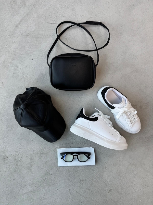 K046 Siyah Suni Deri Çanta Suni Deri Cap Siyah Şeffaf İmaj Gözlüğü Arka Siyah Detaylı Yüksek Taban Sneaker Dörtlü Kombin