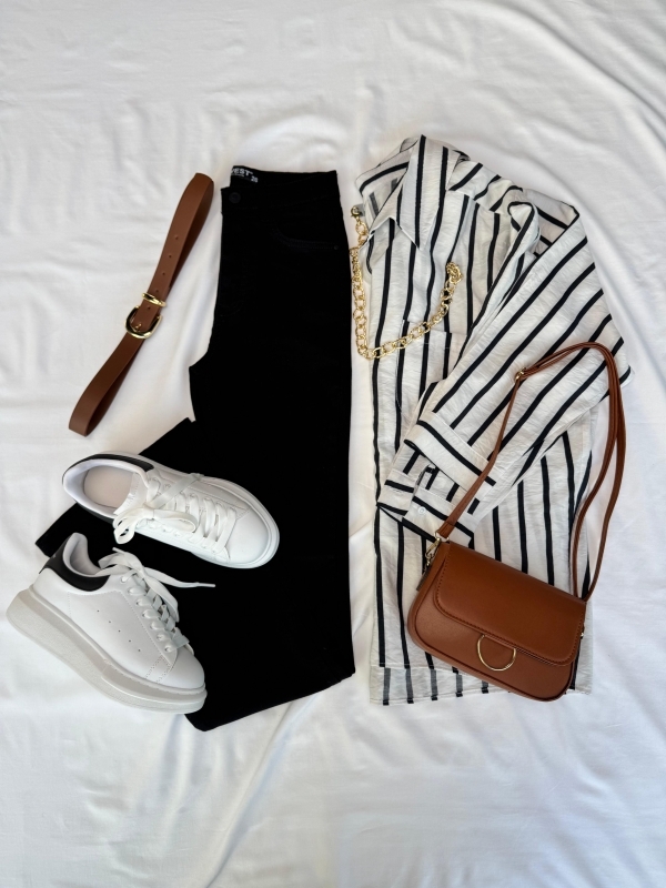 K052 Beyaz Siyah Çizgili Gömlek Siyah İspanyol Paça Jean Taba Halka Detay Çanta Taba Gold Detay Kemer Beyaza Siyah Yüksek Taban Sneaker Beşli Kombin