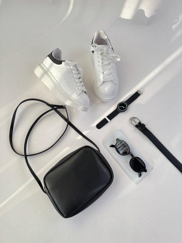 K070 Siyah Suni Deri Çanta Arka Detaylı Yüksek Taban Sneaker Siyah Kol Saati Siyah Yuvarlak Güneş Gözlüğü Silver Tokalı Siyah Kemer Beşli Kombin