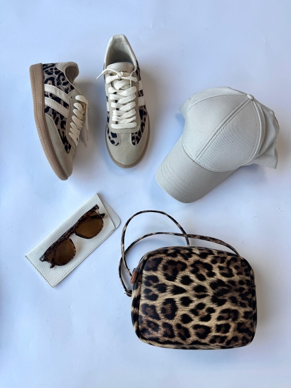 K078 Taş Rengi Leopar SMB Şeritli Sneaker Leopar Mini Kare Suni Deri Çanta Kahverengi Cam Leopar Desenli Güneş Gözlüğü Taş Rengi Kumaş Cap Şapka Dörtlü Kombin