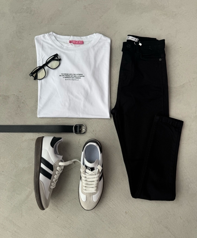 K096 Beyaz The Brand Yazılı Bisiklet Yaka Tişört Siyah Yüksek Bel Likralı Skinny Jean Siyah Sılver Tokalı Kemer Beyaz SMB Şeritli Sneaker Siyah Kalın Çerçeveli Gözlük Beşli Kombin