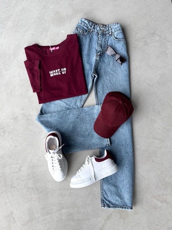K105 Bordo Wake Up Yazılı Bisiklet Yaka Tişört Buz Mavisi Taşlamalı Momfit Jean Beyaza Bordo Detaylı Yüksek Taban Muadil Snekaer Bordo Kumaş Cap Şapka Dörtlü Kombin