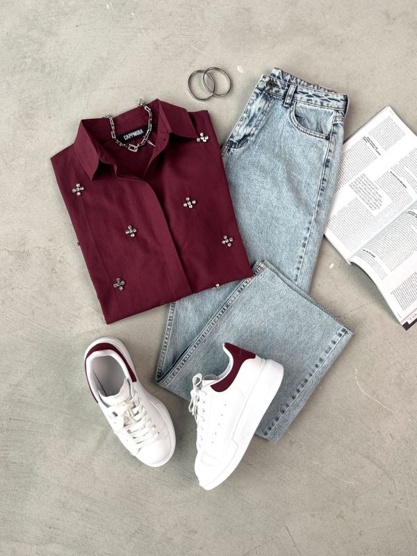 K108 Bordo Full Taşlı Salaş Uzun Gömlek Açık Mavi Kesik Paça Kot Kumaş Yüksek Bel Palazzo Jean Beyaza Bordo Detaylı Yüksek Taban Suni Deri Muadil Snekaer Üçlü Kombin