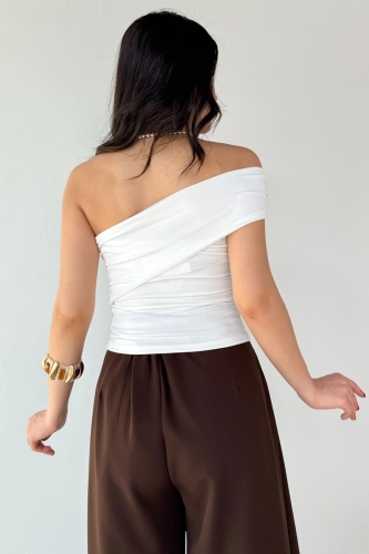 BLZ-06283 Beyaz Gold Toka Detaylı Yan Büzgülü Straplez Bluz - 5