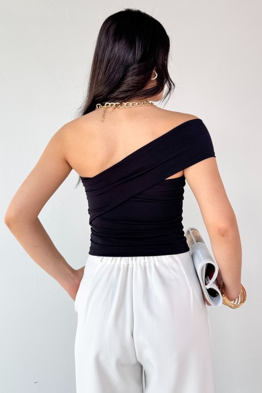 BLZ-06283 Siyah Gold Toka Detaylı Yan Büzgülü Straplez Bluz - 4