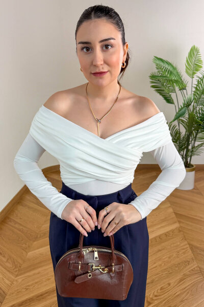 BLZ-06291 Beyaz Premium Sandy Kumaş Madonna Yaka Çapraz Bluz - 1