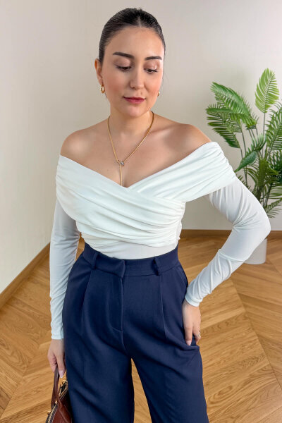 BLZ-06291 Beyaz Premium Sandy Kumaş Madonna Yaka Çapraz Bluz - 2