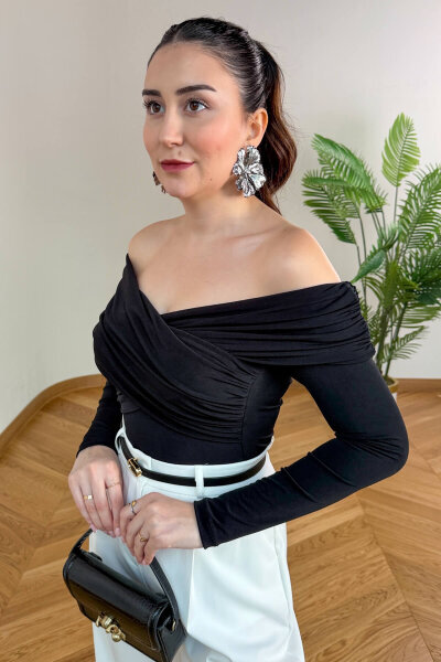 BLZ-06291 Siyah Premium Sandy Kumaş Madonna Yaka Çapraz Bluz - 4