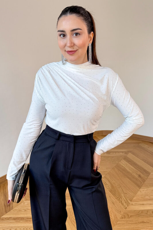 BLZ-06293 Beyaz Omuz Detaylı Taş İşlemeli Drapeli Sandy Bluz - 2