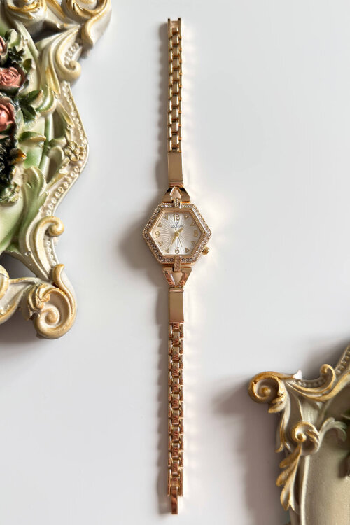 Calina Beyaz Taşlı Geometrik Kadran Gold Çelik Kordon Kadın Kol Saati