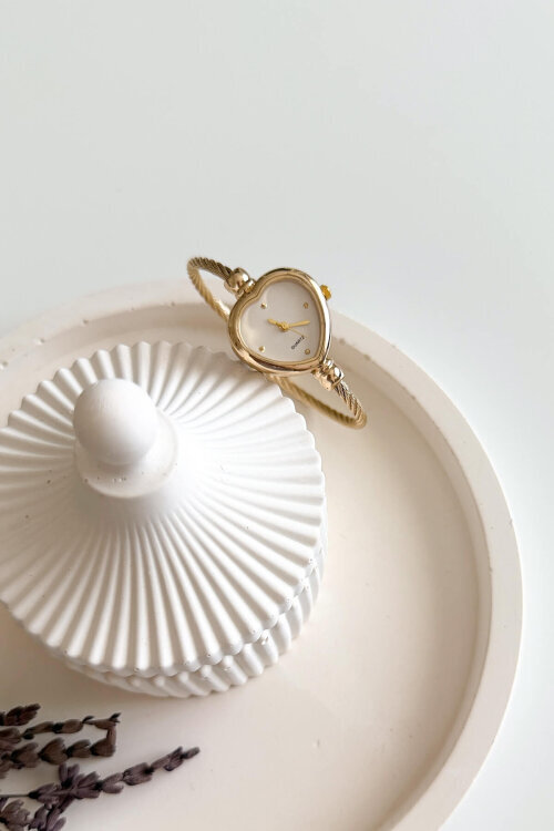 Carrie Beyaz Kadran Kalp Formlu Gold Hasır Kordon Kadın Kol Saati