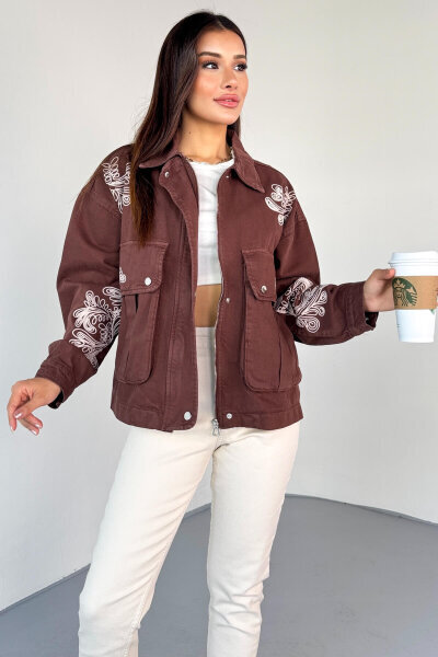 CKT-2831 Kahverengi Cep Kapaklı Kontrast Nakışlı Denim Ceket (1)