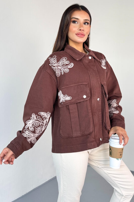 CKT-2831 Kahverengi Cep Kapaklı Kontrast Nakışlı Denim Ceket - 4