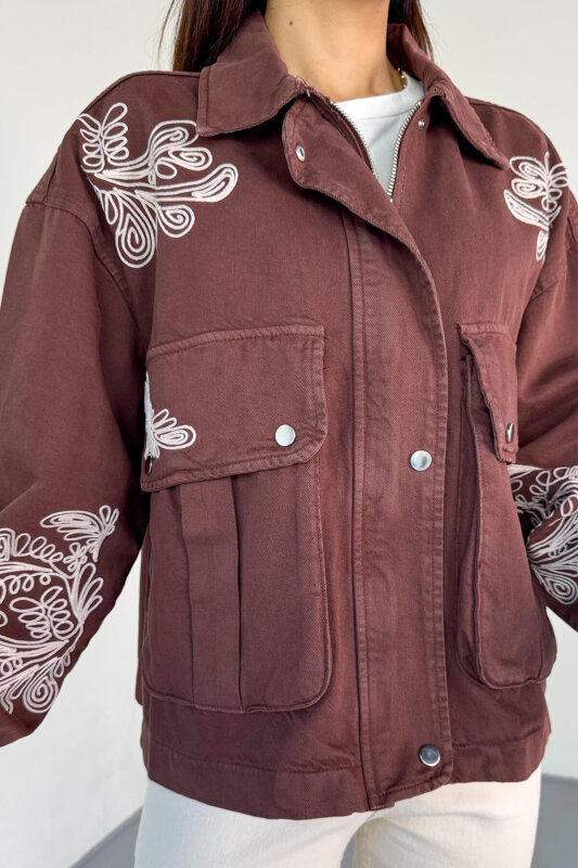 CKT-2831 Kahverengi Cep Kapaklı Kontrast Nakışlı Denim Ceket - 7