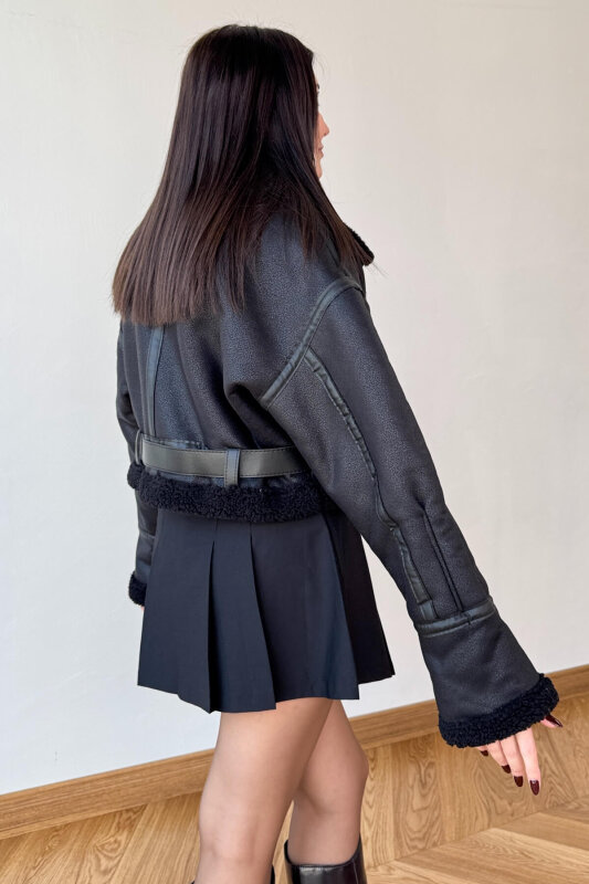 CKT-3027 Siyah Kürklü Kemerli Lamine Kumaş Oversize Kısa Ceket - 7