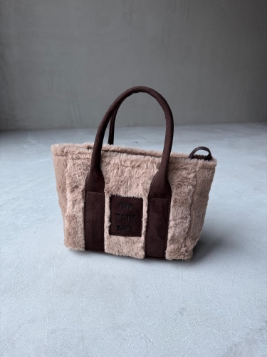 ÇNT-3002 Acı Kahve Kürklü Kumaş Yazı Detaylı El Ve Omuz Çantası 