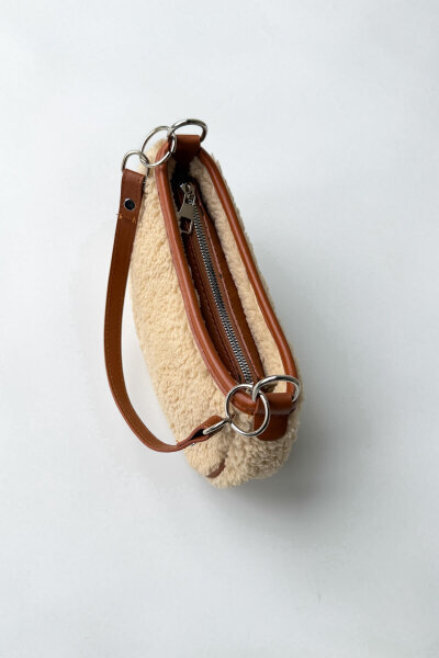 ÇNT-3003 Taş Rengi Teddy Kumaş Fermuarlı Omuz Ve Kol Çantası - 3