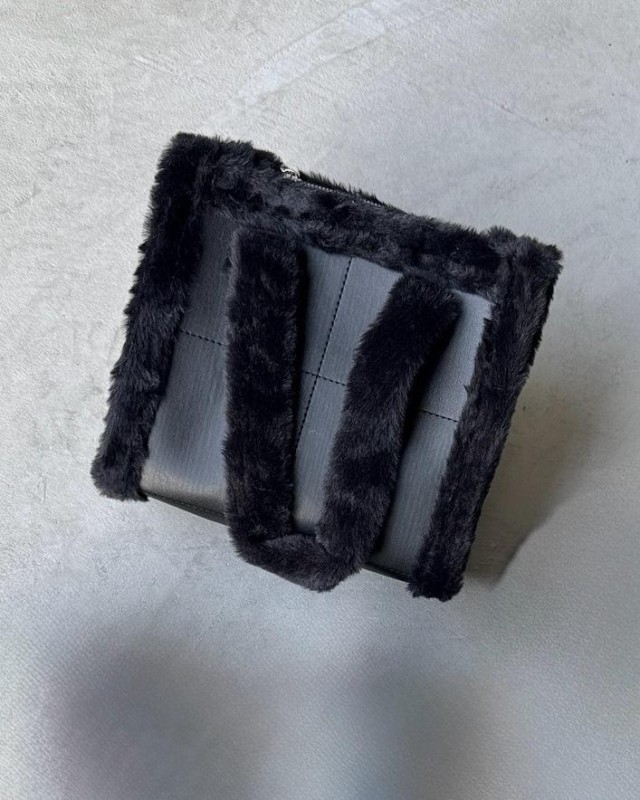 ÇNT-3004 01Siyah Kürk Siyah Suni Mat Deri Angora Kürk Detaylı Omuz ve Kol Çantası - 1
