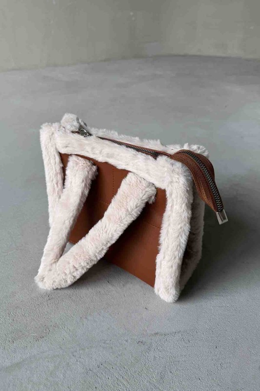 ÇNT-3004 Taba Suni Mat Deri Angora Kürk Detaylı Omuz ve Kol Çantası - 1