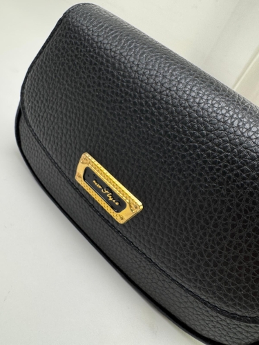 ÇNT-3020 Siyah New Style Gold Yazılı Suni Deri Crossbody Omuz Çantası (1)