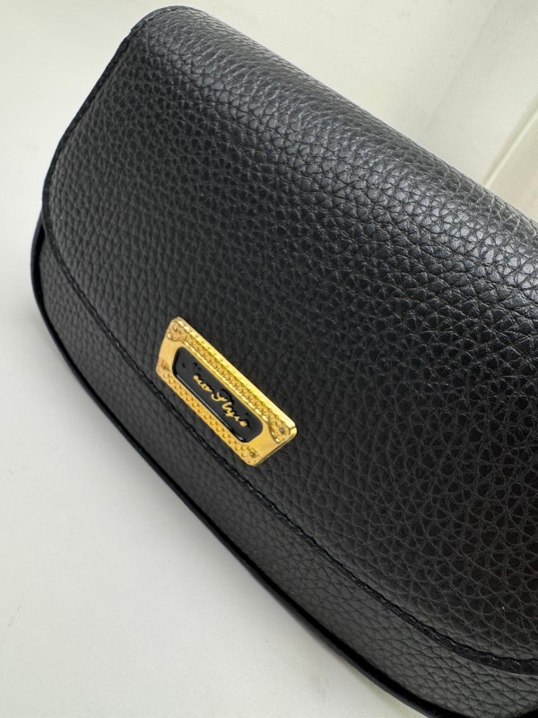 ÇNT-3020 Siyah New Style Gold Yazılı Suni Deri Crossbody Omuz Çantası - 2