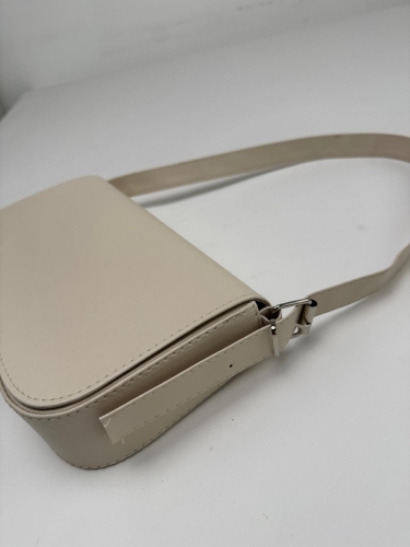 ÇNT-3022 Krem Rengi Askılı Baget Suni Deri Omuz Çantası