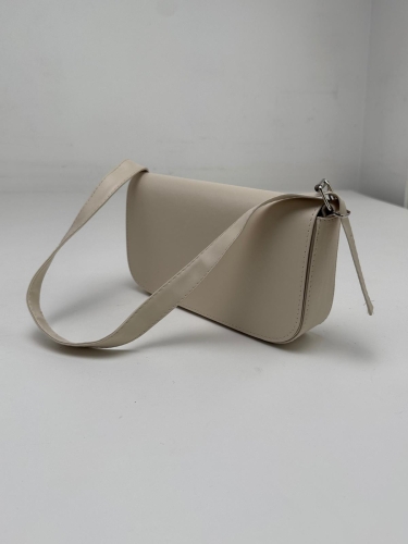 ÇNT-3022 Krem Rengi Askılı Baget Suni Deri Omuz Çantası (1)
