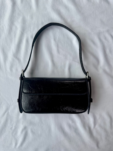 ÇNT-3024 Siyah Rugan Suni Deri Kemer Detaylı Kapaklı Omuz Çantası - Cappmoda