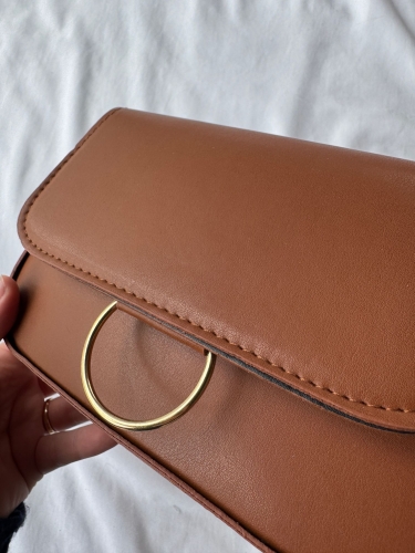 ÇNT-3025 Taba Halka Detaylı Kapaklı Suni Deri Omuz Ve Kol Çantası (1)