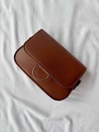 ÇNT-3025 Taba Halka Detaylı Kapaklı Suni Deri Omuz Ve Kol Çantası