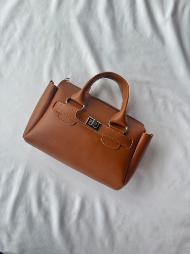 ÇNT-3027 Taba Kilit Detaylı Uzun Askılı Suni Deri Omuz Ve Kol Çantası - 1