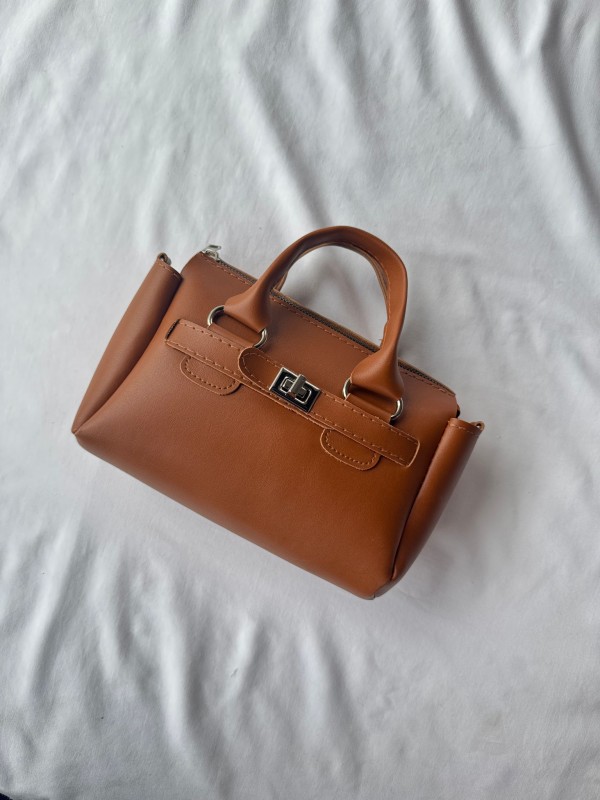 ÇNT-3027 Taba Kilit Detaylı Uzun Askılı Suni Deri Omuz Ve Kol Çantası - 1