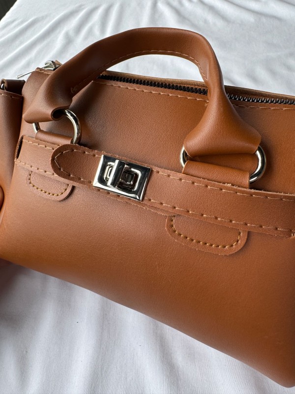 ÇNT-3027 Taba Kilit Detaylı Uzun Askılı Suni Deri Omuz Ve Kol Çantası - 2