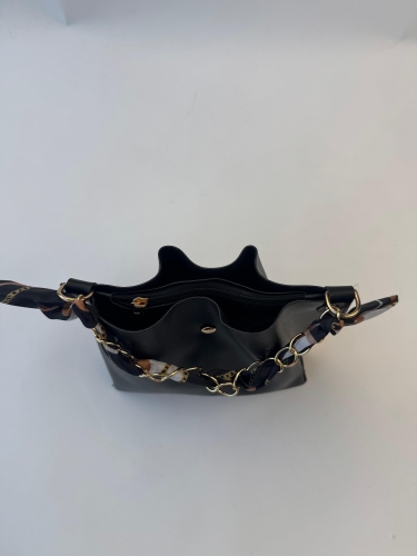 ÇNT-3031 Siyah Şal Detaylı Büzgülü Suni Deri Omuz Çantası - 3