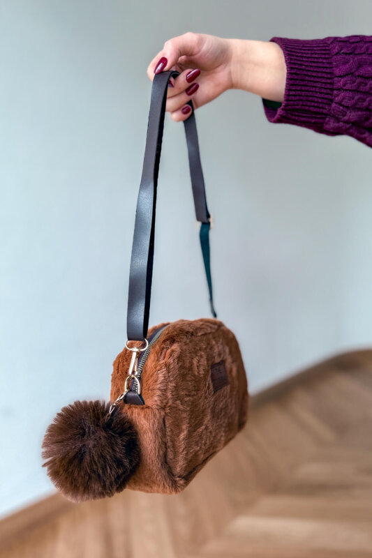 ÇNT-3042 Taba Peluş Anahtarlık Detaylı Kürklü Omuz Çantası - 2