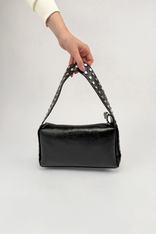 ÇNT-3050 Siyah Suni Deri Gümüş Zımba Detaylı Omuz Çantası