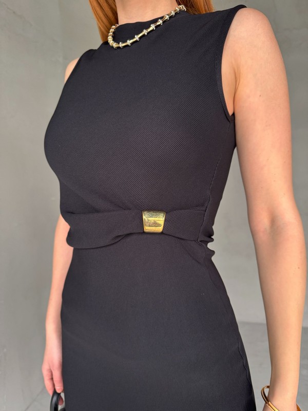 ELB-01743 Siyah Gold Toka Detaylı Sıfır Kol Uzun Kalem Elbise - 2