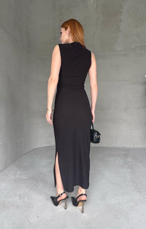 ELB-01743 Siyah Gold Toka Detaylı Sıfır Kol Uzun Kalem Elbise - 4