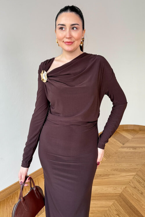 ELB-01842 Acı Kahve Gold Broş Detaylı Drapeli Sandy Elbise - 2