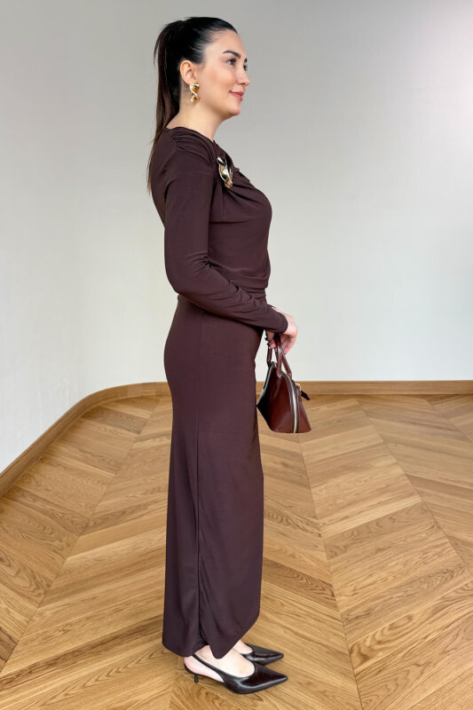 ELB-01842 Acı Kahve Gold Broş Detaylı Drapeli Sandy Elbise - 3