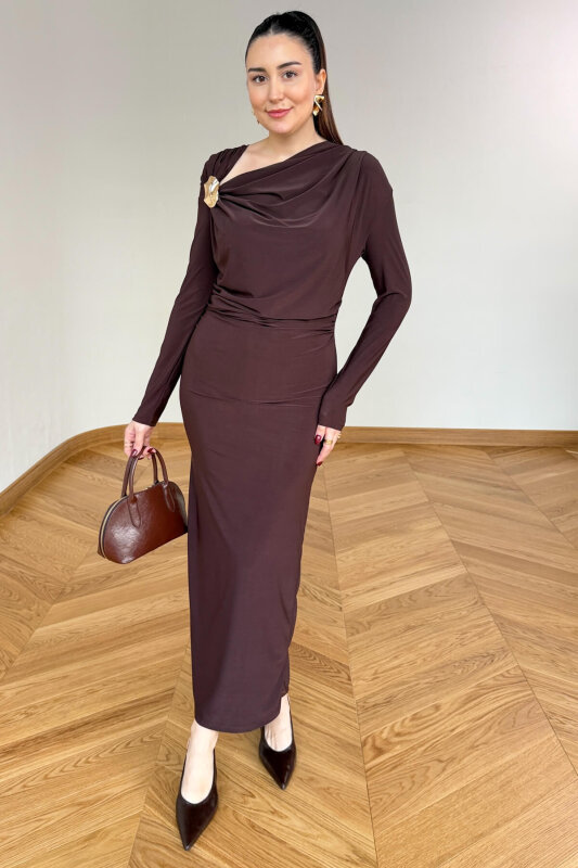 ELB-01842 Acı Kahve Gold Broş Detaylı Drapeli Sandy Elbise - 1