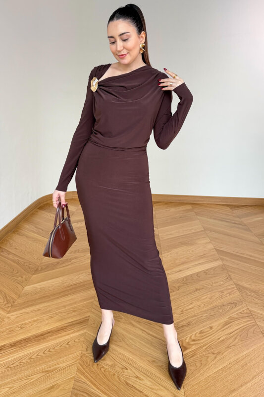 ELB-01842 Acı Kahve Gold Broş Detaylı Drapeli Sandy Elbise - 4