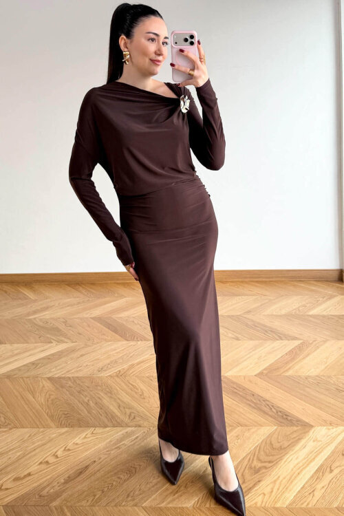 ELB-01842 Acı Kahve Gold Broş Detaylı Drapeli Sandy Elbise - 5