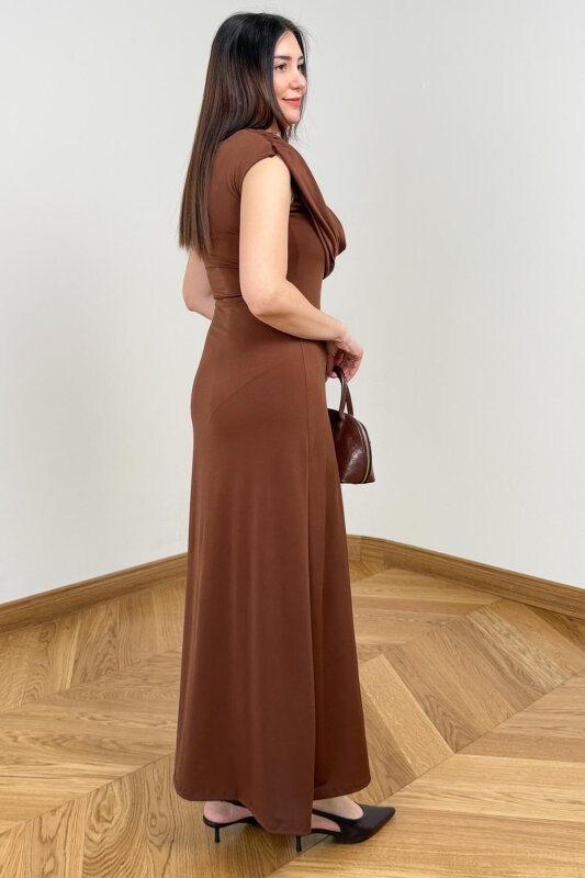ELB-4542 Kahverengi Degaje Yaka Kolyeli Sandy Uzun Elbise - 4